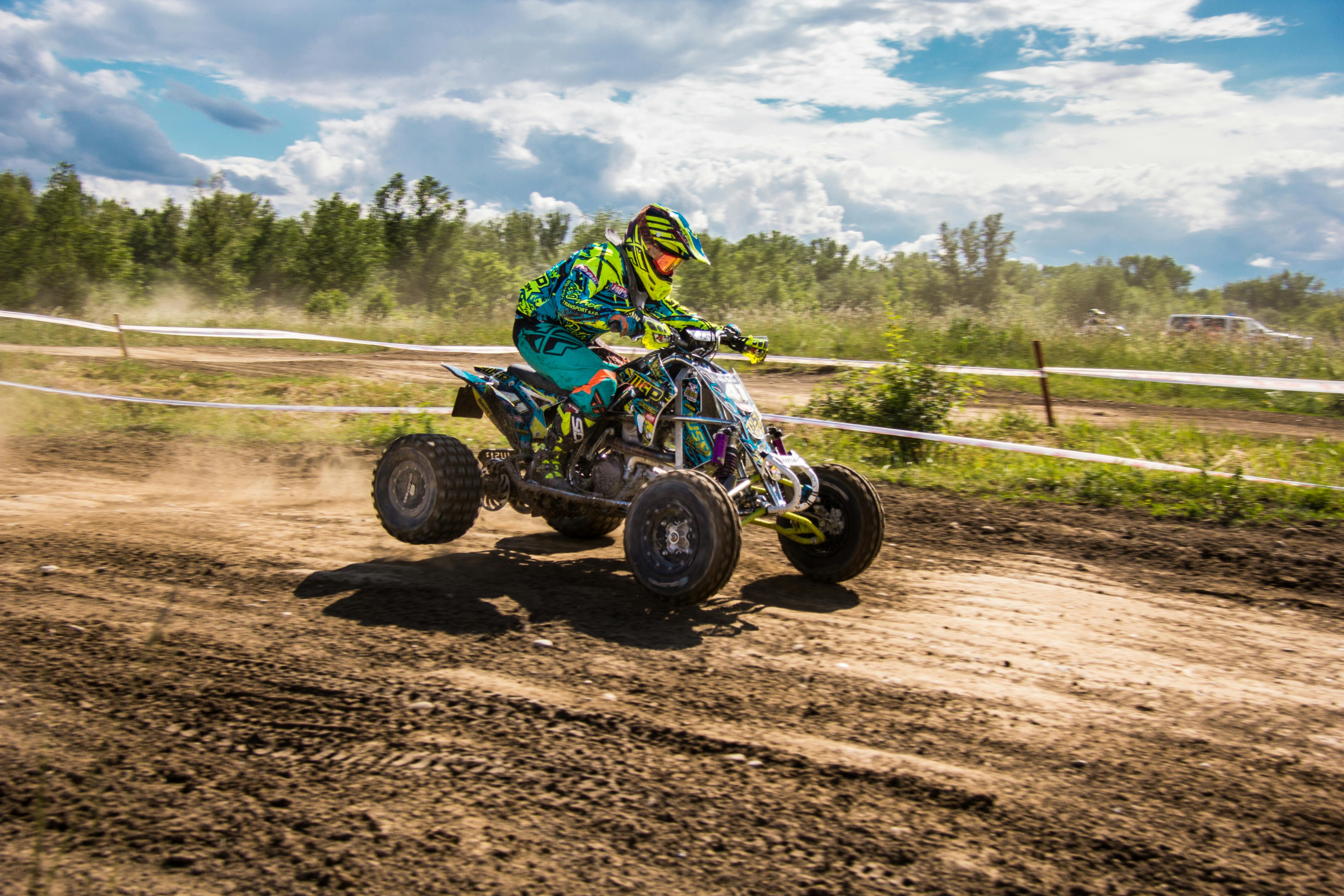 Aktionsfoto: 50ccm Quad Fahrer in Kurve